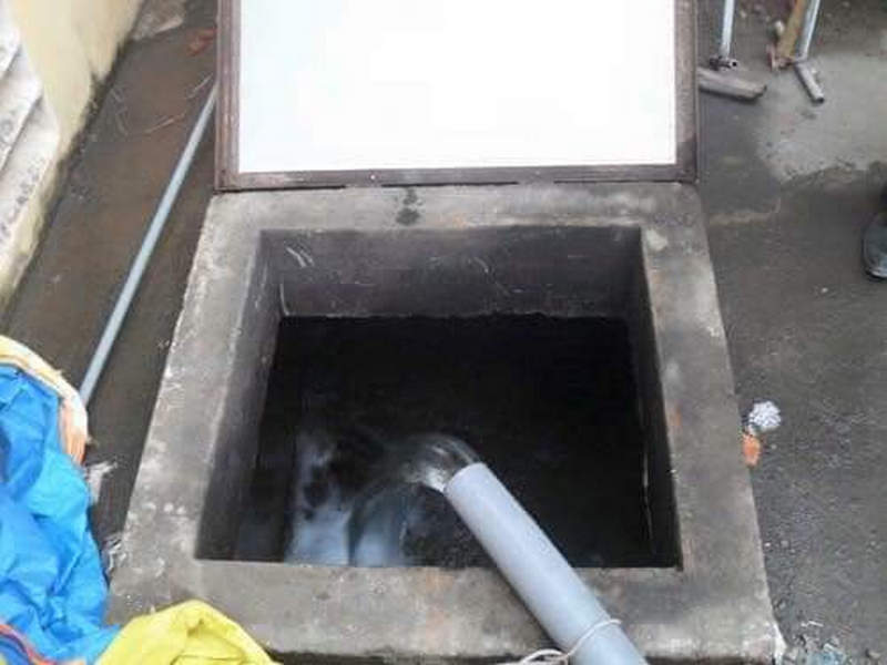 Hương dân thau rửa bể nước ngầm tại nhà